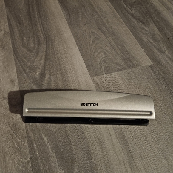 Bostitch 3-Hole Punch - Picture 3 of 6